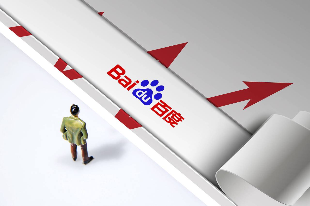 成都一车辆起火多人救援打不开门